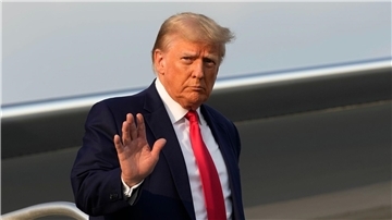Der ehemalige US-Präsident Donald Trump verlässt sein Flugzeug bei der Ankunft am Hartsfield-Jackson Atlanta International Airport.