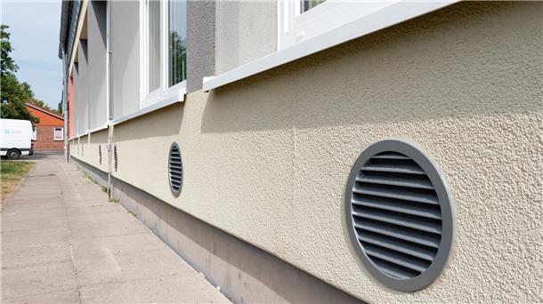 Der Einbau von dezentralen raumlufttechnischen Anlagen gilt als aufwendig. Außenwände der Klassenräume müssen dafür - wie hier in der Wremer Grundschule - für die Frischluftzufuhr durchbohrt werden.