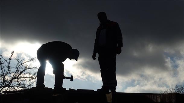 Der eine arbeitet, der andere guckt zu. Handwerker sind selten allein auf der Baustelle. Bei einfacheren Arbeiten helfen oft auch Auszubildende. Nicht immer ist deren Arbeitsleistung für Kunden klar ersichtlich, doch für Ausbildungsbetriebe haben sie eine eine wichtige Funktion.