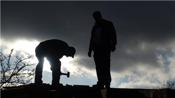 Der eine arbeitet, der andere guckt zu. Handwerker sind selten allein auf der Baustelle. Bei einfacheren Arbeiten helfen oft auch Auszubildende. Nicht immer ist deren Arbeitsleistung für Kunden klar ersichtlich, doch für Ausbildungsbetriebe haben sie eine eine wichtige Funktion.
