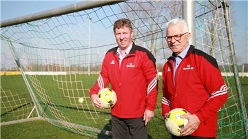 Der eine ist seit 30 Jahren Chef des TuS Wremen, der andere seit 75 Jahren Mitglied im Verein: Uwe Friedhoff (links) und Günter Strohauer.