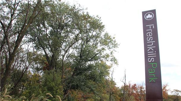 Der Eingang des „Freshkills Park“ im New Yorker Stadtteil Staten Island - entstanden auf dem Gelände der ehemals größten Müllkippe der Welt.