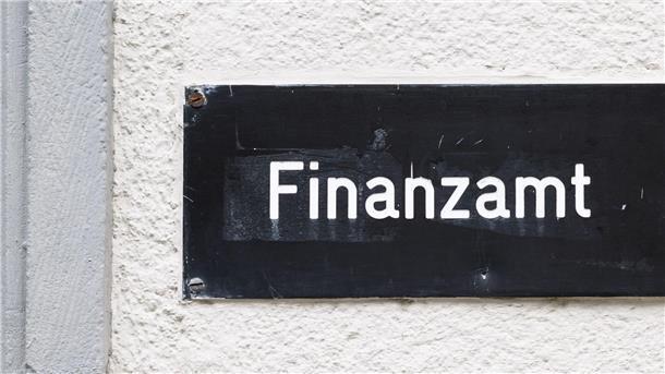 Der Eingang von einem Finanzamt.