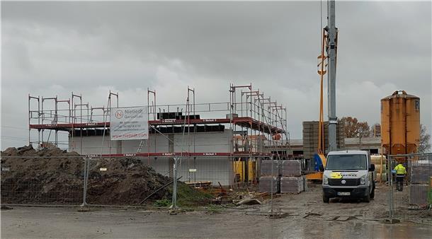 Das Foto zeigt eine Baustelle mit Rohbau.
