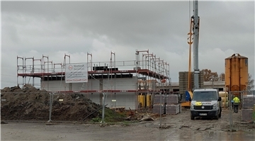 Das Foto zeigt eine Baustelle mit Rohbau.