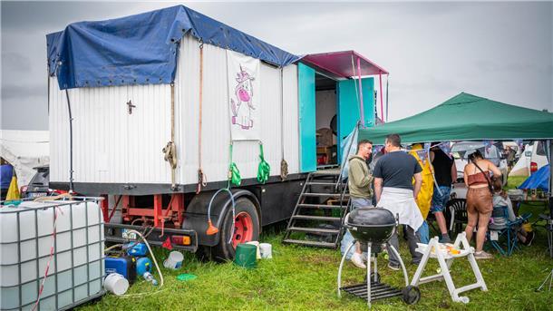 Deichbrand: Das sind die abgefahrensten Wohnwagen und Zelte auf dem Campingplatz Der Einhornanhänger