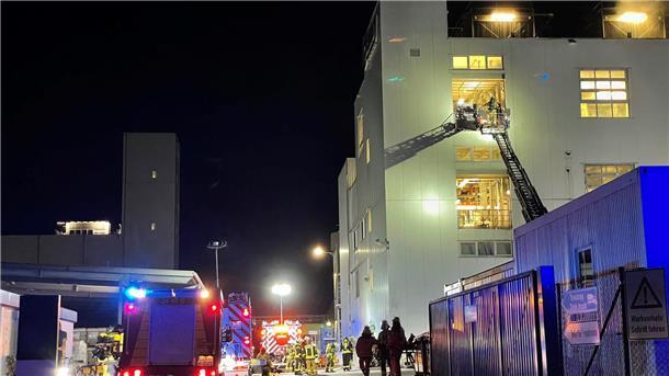 Der Einsatz in der Helmut-Neynaber-Straße konnte nach rund zweieinhalb Stunden beendet werden. Es sei zu keiner Zeit zu einem Austritt von gefährlichen Stoffen gekommen, so die Feuerwehr.