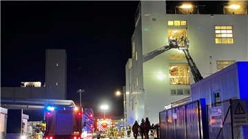 Der Einsatz in der Helmut-Neynaber-Straße konnte nach rund zweieinhalb Stunden beendet werden. Es sei zu keiner Zeit zu einem Austritt von gefährlichen Stoffen gekommen, so die Feuerwehr.