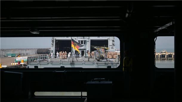Der Einsatzgruppenversorger „Frankfurt am Main“ durchquerte trotz chinesischer Warnung die Straße von Taiwan. (Archivbild) 