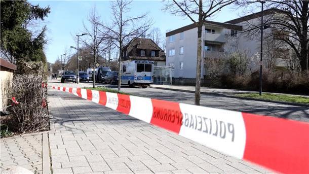 Fünf neue Beschuldigte im „Reichsbürger“-Milieu Der Einsatzort in Reutlingen ist mit einem Flatterband der Polizei abgesperrt.