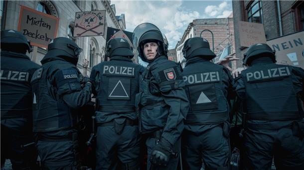 Der Einsatztrupp der Polizei um Gruppenführer Jan Vogt versucht, Demonstrierende zurückzudrängen