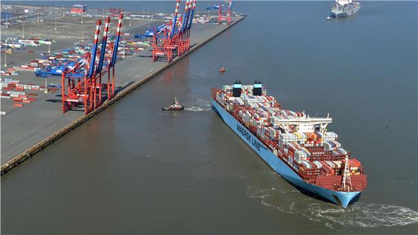 Der Einstieg der Reederei Hapag-Lloyd am Jade-Weser-Port wird sich auf die anderen Häfen auswirken. Die Reederei wird Umschlag von Hamburg nach Wilhelmshaven verlagern. Aber was bedeutet es, dass die Reederei Maersk ihre Anteile an Hapag-Lloyd verkauft hat? Womöglich werden die Maersk-Schiffe künftig nach Bremerhaven umgeleitet, wo Maersk einen eigenen Terminal betreibt. Foto: Scheer