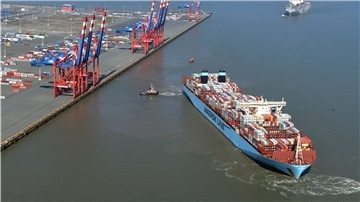 Der Einstieg der Reederei Hapag-Lloyd am Jade-Weser-Port wird sich auf die anderen Häfen auswirken. Die Reederei wird Umschlag von Hamburg nach Wilhelmshaven verlagern. Aber was bedeutet es, dass die Reederei Maersk ihre Anteile an Hapag-Lloyd verkauft hat? Womöglich werden die Maersk-Schiffe künftig nach Bremerhaven umgeleitet, wo Maersk einen eigenen Terminal betreibt. Foto: Scheer