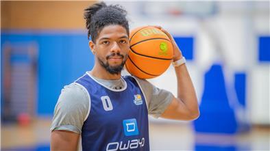 Der Eisbären-Neuzugang Aaron Cook Jr. kommt aus einer Basketball-Familie. Sein Großvater und Vater sind ebenso auf Korbjagd gegangen wie seine Mutter und Schwester.
