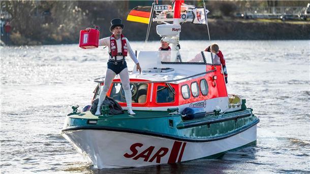 Der Eiswettenschneider Peter Lüchinger fährt auf einem Seenotrettungsboot der Deutschen Gesellschaft zur Rettung Schiffbrüchiger (DGzRS) über die Weser.