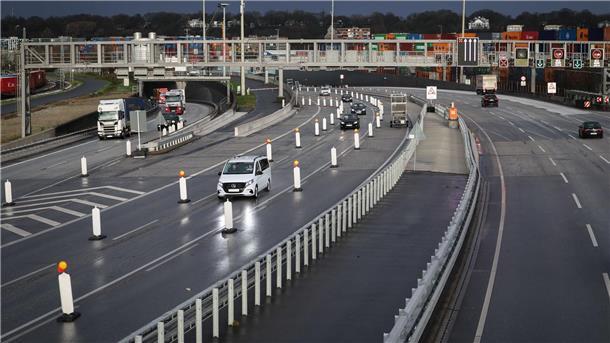 Warnstreik bei Hamburgs großen Bühnen Der Elbtunnel war nach mehr als neunstündiger Sperrung am Morgen wie geplant wieder freigegeben worden. (Archivfoto)