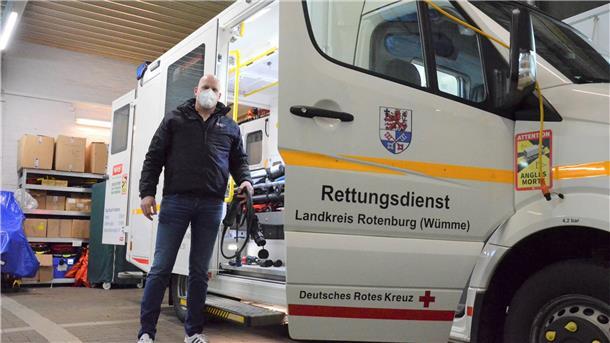 Der elektrisch betriebene Rettungswagen steht der Rettungswache Rotenburg für zwei Wochen zur Verfügung. Fuhrparkleiter Nils de Boer ist bisher zufrieden.