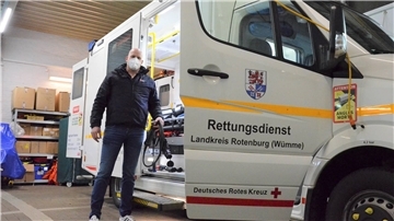 Der elektrisch betriebene Rettungswagen steht der Rettungswache Rotenburg für zwei Wochen zur Verfügung. Fuhrparkleiter Nils de Boer ist bisher zufrieden.