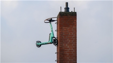 Der Elektro-Roller hing in rund zehn Metern Höhe.