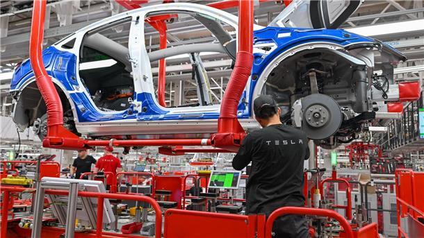 Tesla muss wegen Lage im Roten Meer Produktion aussetzen Der Elektroauto-Hersteller Tesla muss die Produktion in Grünheide bei Berlin wegen der Angriffe der jemenitischen Huthi-Rebellen im Roten Meer für rund zwei Wochen weitgehend stoppen.