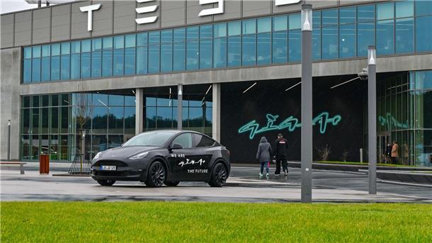 Tesla muss wegen Lage im Roten Meer Produktion aussetzen Der Elektroauto-Hersteller Tesla muss die Produktion in Grünheide bei Berlin wegen der Angriffe der jemenitischen Huthi-Rebellen im Roten Meer für rund zwei Wochen weitgehend stoppen.