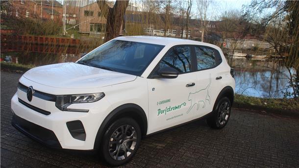 „Der Elektroflitzer wird zentral auf dem Parkplatz am Pastorengarten, direkt neben dem Gnarrenburger Rathaus stationiert sein und kann per App einfach gebucht werden. Die Tarife werden bewusst günstig gehalten, um möglichst vielen Menschen die Nutzung zu ermöglichen,“ freut sich Simone Kasnitz, Klimaschutzmanagerin, die das Projekt „Dorfstromer in Gnarrenburg“ federführend bearbeitet hat.