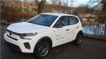 „Der Elektroflitzer wird zentral auf dem Parkplatz am Pastorengarten, direkt neben dem Gnarrenburger Rathaus stationiert sein und kann per App einfach gebucht werden. Die Tarife werden bewusst günstig gehalten, um möglichst vielen Menschen die Nutzung zu ermöglichen,“ freut sich Simone Kasnitz, Klimaschutzmanagerin, die das Projekt „Dorfstromer in Gnarrenburg“ federführend bearbeitet hat.