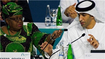 Der emiratische Staatsminister für Außenhandel, Thani bin Ahmed al-Zeyoudi, sitzt neben der Generaldirektorin der Welthandelsorganisation, Ngozi Okonjo-Iweala, beim 13. Ministertreffen der Welthandelsorganisation.