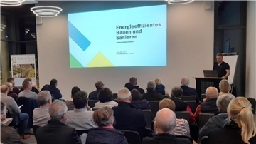 Der Energieberater Christopher Buck informierte am Montagabend im Bürgerhaus über sinnvolle energetische Sanierungsmaßnahmen.