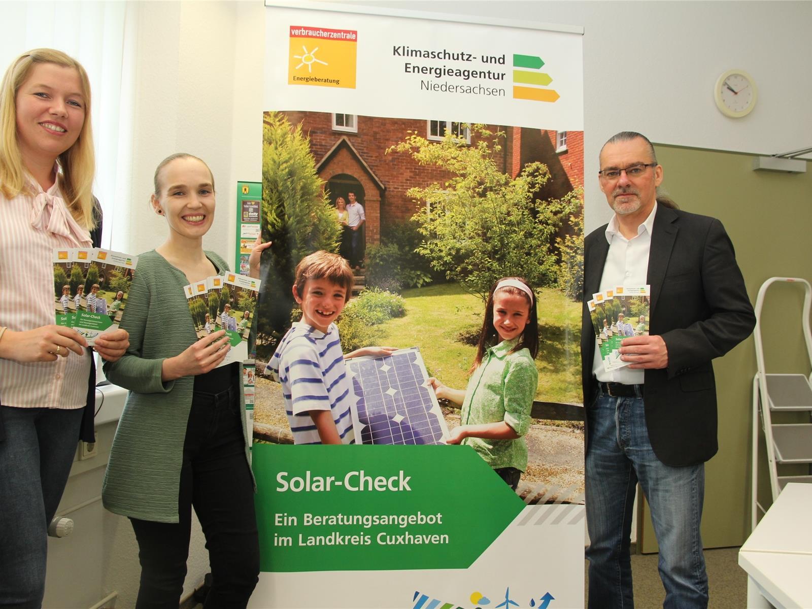 Der Energieberater der Verbraucherzentrale Stefan Müller (rechts) und die Klimaschutzmanagerinnen Stephanie Hahn-Dunkerley (links) und Ann-Christin Wengel präsentieren die Kampagne „Solar-Check“.