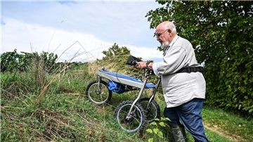 Der Erfinder und Maschinenbauer Gerhart Wissel aus Überlingen fährt mit seinem Rollator in die Natur.