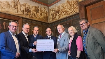 Der Erfolg hat viele Väter (und eine Mutter): Andreas Wittenberg (v.l.), Friedhelm Ottens, Michael Thimann, Falko Mohr, Axel Behne, Monika Harms und Hardy Köhler bei der Checkübergabe im Allmers-Haus. 