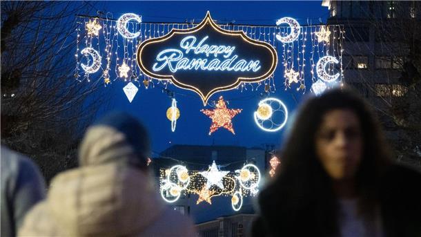 Islam-Verband: Ramadan-Beleuchtung in Landeshauptstadt Der erleuchtete Schriftzug „Happy Ramadan“ ist bei Einbruch der Dunkelheit auf der Fressgass in Frankfurt am Main zu sehen.