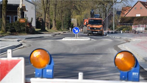Der erste Bauabschnitt der Landesstraße in Rhadereistedt ist fertig, inklusive Fahrbahnteiler und Bushaltestellen. Am Montag beginnt der zweite Bauabschnitt, die Vollsperrung der Ortsdurchfahrt bleibt in dem Baustellenbereich bestehen.
