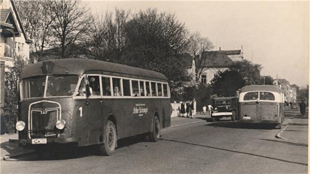 Der erste Bus der Lückemeyer-Flotte war ein ausgebranntes Fahrzeug der Wehrmacht. Lückemeyer baute den „Kromhout“ für seine Zwecke um. Das Bild entstand 1945 oder 1946 in Höhe des Nordenhamer Gymnasiums an der Bahnhofstraße.