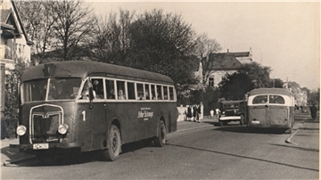 Der erste Bus der Lückemeyer-Flotte war ein ausgebranntes Fahrzeug der Wehrmacht. Lückemeyer baute den „Kromhout“ für seine Zwecke um. Das Bild entstand 1945 oder 1946 in Höhe des Nordenhamer Gymnasiums an der Bahnhofstraße.