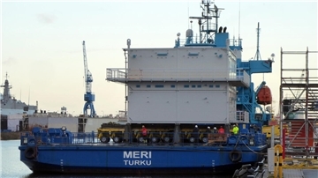 Der erste Containeraufbau wird auf die „Meri“ verladen.
