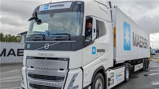 Fahrer sitzt im Lkw