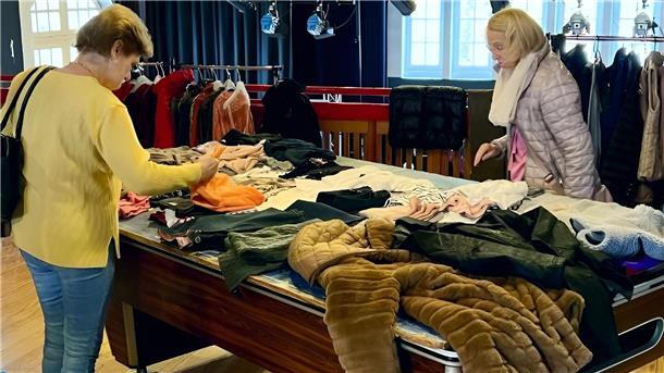 Der erste Flohmarkt für Frauen in Nordenham kam bei Verkäuferinnen und Käuferinnen gut an.
