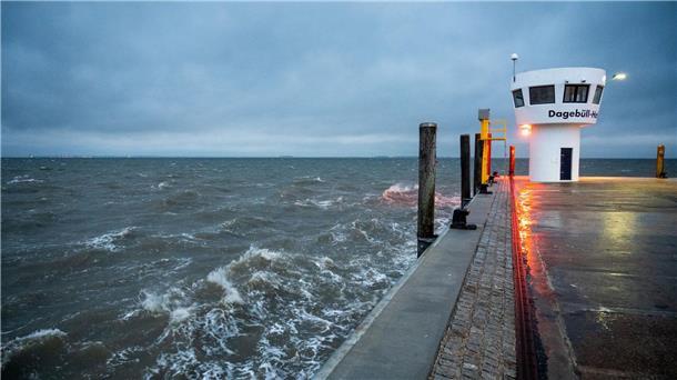 Erster Herbststurm an der Küste - keine Fahrt nach Helgoland Der erste Herbststurm des Jahres zieht über die Nordsee.