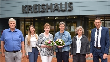Der Erste Kreisrat Matthias Wenholt (rechts) gratulierte Martina Cordes (3. v. r.) und Ute Peters (3. v. l.) zum jeweils 30-jährigen Dienstjubiläum. Bei der kleinen Feierstunde dabei waren ebenfalls die beiden Fachdienstleiterinnen Monika Wessels (2. v. r.) und Denise Schönenberger (2. v. l.) sowie Personalratsvertreter Olaf Schütt.