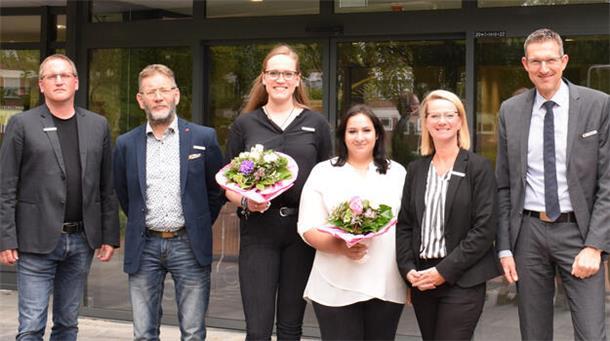 Der Erste Kreisrat Matthias Wenholt und Dezernentin Sindy Nestler (von rechts) dankten Jennifer Voß (3. von links) und Jasmine Satheesvaran für ihre Treue zum Landkreis. Es gratulierten außerdem der Fachdienstleiter Soziales, Daniel Ülsmann-Pohl (links), sowie der Personalratsvorsitzende Manfred Placküter.