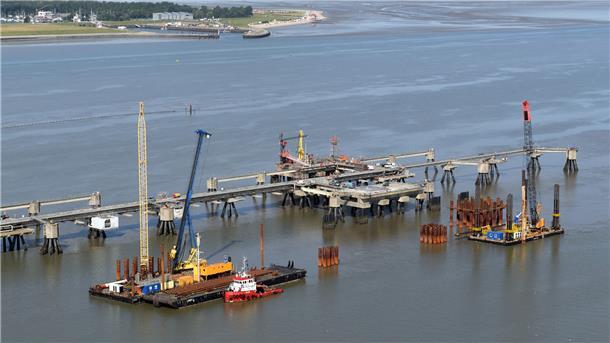 Der erste LNG-Terminal in Wilhelmshaven ist im Werden. Auf dem vorderen Ponton ist die große Ramme der Loxstedter Firma Kurt Fredrich Spezialtiefbau aus Loxstedt zu sehen. Gerammt werden gerade die Anlegedalben für die Riesen-LNG-Schiffe.