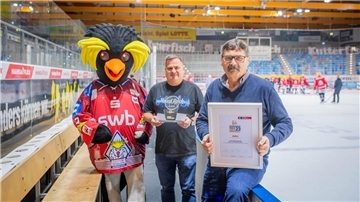 Der erste Platz des Tourismuspreises Bremen und Bremerhaven 2023 in der Kategorie „Typisch Bremerhaven“ geht an die Fischtown Pinguins. Im Bild (von links): Pinguins-Maskottchen „Kralli“, Hauke Hasselbring und Alfred Prey.