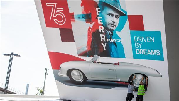 Der erste Porsche auf einem Plakat: Jetzt wird der Hersteller 75 Jahre alt.