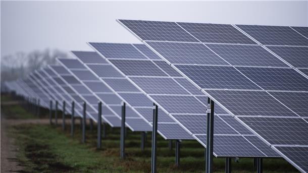 Der erste Solarpark in der Gemeinde Schiffdorf soll an der Autobahnabfahrt Debstedt gebaut werden.