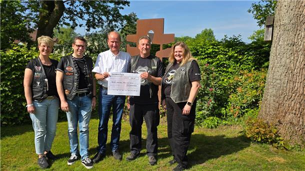 Der erste Vorsitzende des Motorradclubs, Bernd Lader, überreichte die Spende an Pastor Rosenfeld und dankte ihm stellvertretend für das Hospizteam für ihren unermüdlichen Einsatz.
