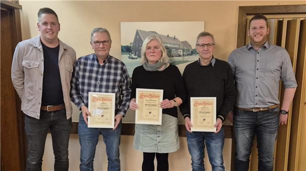 Der Erste Vorsitzende Sebastian Tiedemann (links) und der Zweite Vorsitzende Tobias Wölbern (rechts) mit den neu ernannten Ehrenmitgliedern des TuS Alfstedt: (von links) Uwe Steffens, Elke Schmidt-Mangels und Siegfried Kahrs.