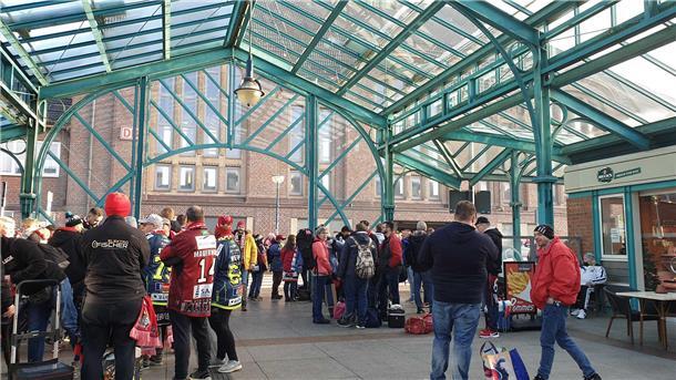Liveticker: Pinguins-Sonderzüge erreichen Köln Der erste Zug verlässt den Bremerhavener Hauptbahnhof um 12.21 Uhr, der zweite um 12.55 Uhr.