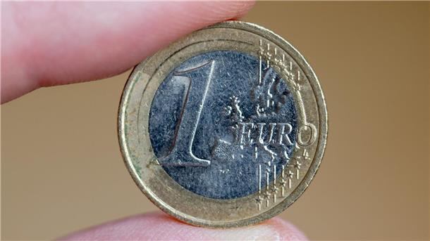 Eurokurs sinkt nach Zwei-Monats-Hoch zum Dollar Der Euro profitiert aktuell von einer Dollar-Schwäche. Die US-Währung geriet nach der Veröffentlichung des US-Arbeitsmarktberichts für Juni unter Druck.